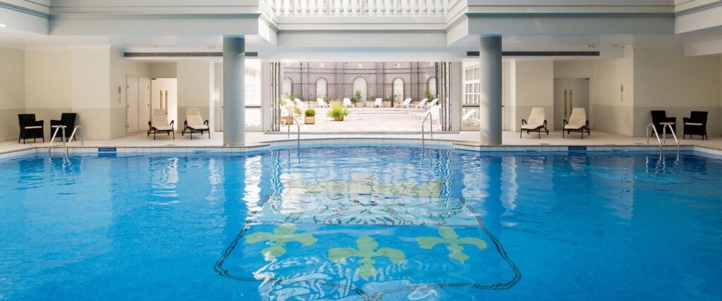 Piscine au blason — Piscine